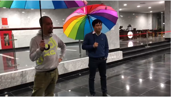 Hài hước clip hậu trường Táo Quân 2018: Đạo diễn ra tập dượt, diễn viên thì ngồi ăn cười đùa